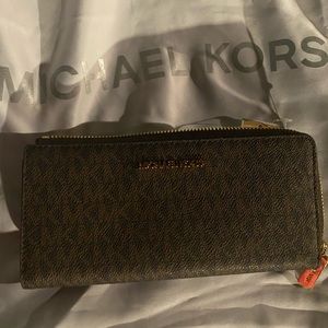 Michael Kors Wallet, L shape zip. Authentic